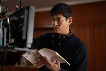 沢村一樹、初の連ドラチーフ監督で“不倫ラブサスペンス”手掛ける 顔が隠されたキャストビジュアルも公開【⽔曜⽇、私の夫に抱かれてください】 画像