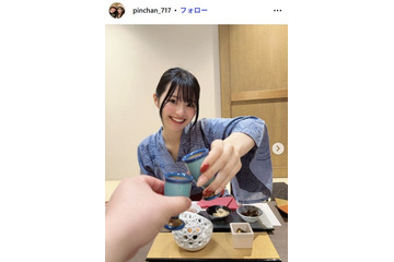 夜のひと笑い・こうの復縁恋人「こうくんのトレーナー借りてダボダボ感強め」ミニスカタイツコーデ披露「彼氏の服着てるの可愛すぎ」「スタイル抜群」と反響 画像