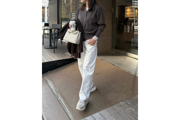 チャコール×ホワイトコーデ。ユニクロメンズデニムを品よく着こなす大人の休日スタイル【40代の毎日コーデ】 画像