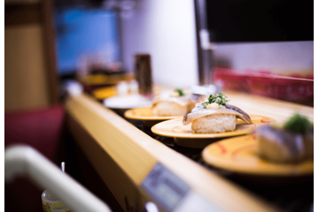 回転寿司で…祖母がメロンソーダをこぼし大慌て→3歳娘の“まさかの一言”に「心優しい子」 画像