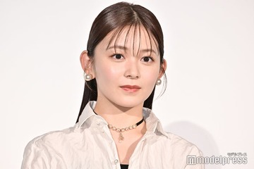久間田琳加、腰まで入った大胆スリットから美脚見せ「セクシー」「身体の半分以上が脚」 画像