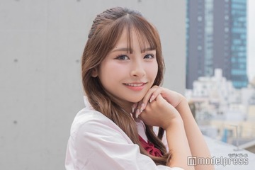 「今日好き」出身美女「スタイル鬼盛れ」ミニ丈スカパンコーデから美脚スラリ「異次元レベル」「驚きの脚の長さ」の声 画像