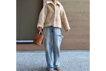 ショート丈コート×デニム。まだまだ寒い日に映える、明るめ配色のあったかコーデ【40代の毎日コーデ】 画像