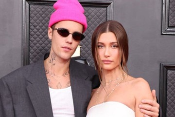 ジャスティン・ビーバー、妻・ヘイリーと顔寄せ合う誕生日ショット公開「絵になる夫婦」「似てきた？」の声 画像