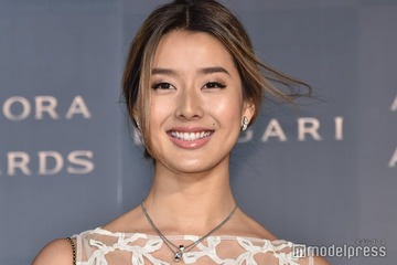 すみれ、美脚際立つミニスカゴルフウェア姿に絶賛の声「健康的な美しさ」「ブラックコーデおしゃれ」 画像
