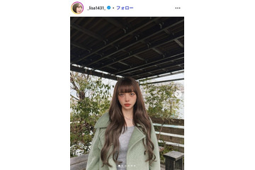 広島カープ小園海斗選手の妻・渡辺リサ、ミニスカサッカーユニフォーム姿公開「可愛すぎて優勝」「スタイル良すぎる」と反響 画像