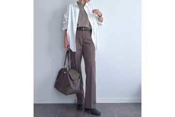 GUのドルマンスリーブシャツで魅せる白シャツコーデ。体型もカバーする洗練された大人の着こなし【40代の毎日コーデ】 画像