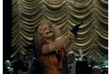 『ザ・ブライド！』USプレミアに豪華キャスト集結　愛と破壊の逃避行を切り取った新場面写真も 画像