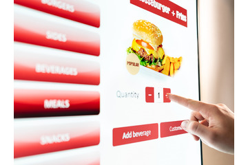 タッチパネルが難関すぎる！「63歳新人」がファストフード店で直面した、リアルで切実な“壁”とは？ 画像