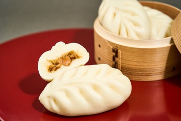 ファミマ、“手包み”の「炭火焼きとりまん」登場 ごろっと肉感と本格的な炭火の香り 画像