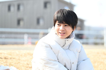 「夫に間違いありません」一家をかき乱す“波乱の同級生”演じる二井景彪って？ トラジャ中村海人と交わした会話で「不思議と緊張が和らいで」【注目の人物】 画像