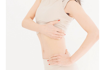 お腹じゃなくて胸だった！ “骨盤マニア”が教える「くびれができる胸ほぐし」がすごい 画像