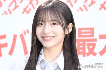 AKB48メンバー、美脚＆ウエストのぞくミニスカ全身ショットに反響「頭身バランス完璧」「ギャルっぽさが最高」 画像