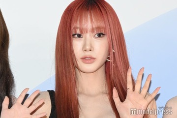 aespaジゼル、ピンクヘア×美脚際立つ黒タイツ姿披露「ビジュ最強」「2次元から出てきたみたい」の声 画像