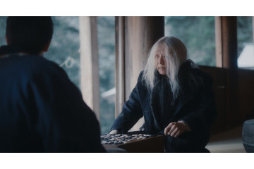 碁盤に向かい合う若い男と老人…高橋一生主演、不思議な妖怪がモチーフとなった映画『脛擦りの森』場面写真 画像