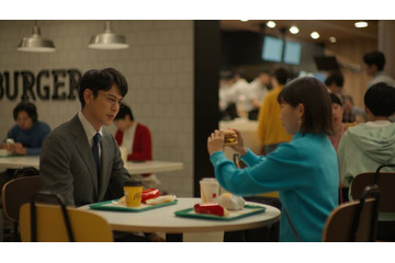 夜マック「倍バーガー」今年で8周年 妻夫木聡＆伊藤沙莉が兄妹役でCM再共演 画像
