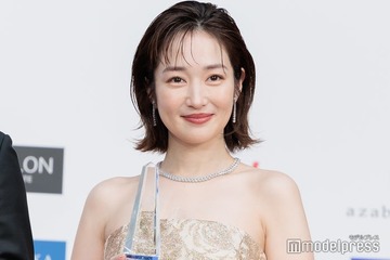 高梨臨、ミニスカゴルフウェア姿で美スタイル披露「脚が綺麗すぎる」「ポーズが可愛い」の声 画像