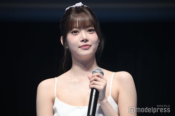 LE SSERAFIMウンチェ、雨の日のミニスカコーデが話題「引き締まった美脚」「スタイル抜群で眼福」 画像