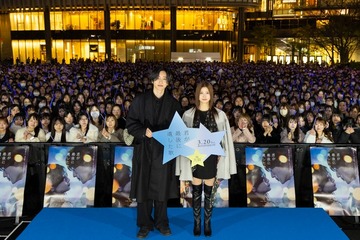 なにわ男子・道枝駿佑＆生見愛瑠、大阪駅前降臨でファン約3500人集結 “みちめる”ペアの抜群コンビネーションで沸かす「りくりゅうペアみたいになってますね！？」 【君が最後に遺した歌】 画像