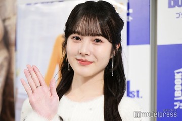 本田紗来、パーカー×ミニ丈から美脚スラリ「理想のスタイル」「ピンクのエクステも似合ってる」と反響 画像