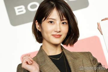 元乃木坂46若月佑美、タイツ×ミニスカコーデで美脚際立つ「脚のライン綺麗」「表情可愛すぎてキュン」 画像