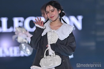 平祐奈、レースソックスから美脚覗く ビックカラートップスがお似合い【TGC2026 S/S】 画像