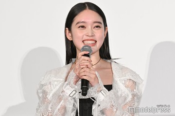高石あかり、膝上丈ワンピから美脚ちらり「ほっそりしてる」「魅力爆発」の声 画像
