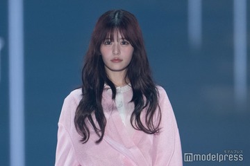 FRUITS ZIPPER月足天音、透け感ピンクコーデで大人の魅力解放「アンニュイな表情素敵」「ウェーブヘア似合いすぎ」と反響続々【TGC2026 S/S】 画像