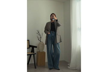 チェック柄ジャケットを味方に。インナーで遊び心を添えた大人のデニム着こなし【40代の毎日コーデ】 画像