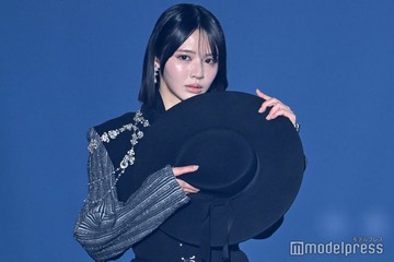 FRUITS ZIPPER鎮西寿々歌、トップバッターで「IDOL RUNWAY」開幕 ハットで顔隠してエレガントに登場【IDOL RUNWAY COLLECTION 2026】 画像