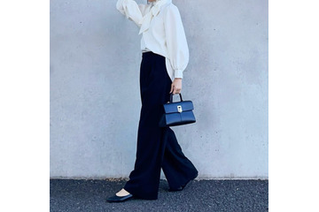 オフィスでもハレノヒでも気品が出る。【ボウタイブラウス】が主役のモノトーンパンツコーデ【40代の毎日コーデ】 画像