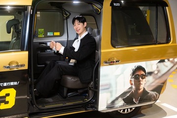 イ・ジェフン「復讐代行人3」オリジナルタクシーに乗車 都内を走行 画像