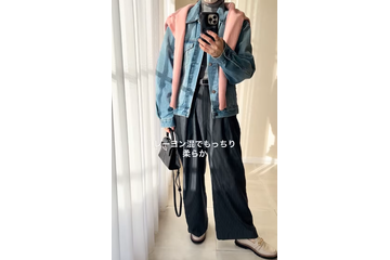 ピンクニットの肩掛けワザで春らしく。大人のデニムジャケットスタイル【40代の毎日コーデ】 画像