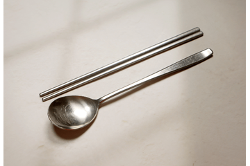 韓国で…お箸で米を食べていると⇒現地の人から“不思議な視線”の嵐！？常識の違いに「合理的」 画像