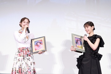 當真あみ＆嵐莉菜、油絵プレゼント＆津田健次郎メッセージに感激『パリに咲くエトワール』 画像
