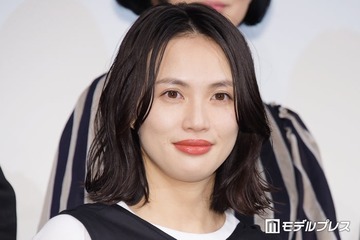 臼田あさ美、美脚際立つ白タイツコーデ披露「着こなせるのすごい」「可愛すぎ」と反響 画像