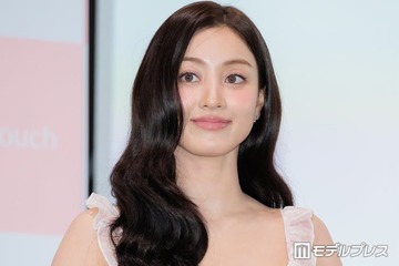 TWICEジヒョ、ブラトップ×ショーパン姿の寝そべりショット公開「圧倒的な美しさ」「まさに女神様」と反響 画像