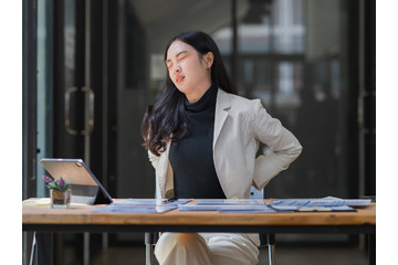 「最近痩せにくくなった」と感じたら、座り姿勢を見直して！今のままだと背骨が「Ｃの字」に歪む⁉ 画像