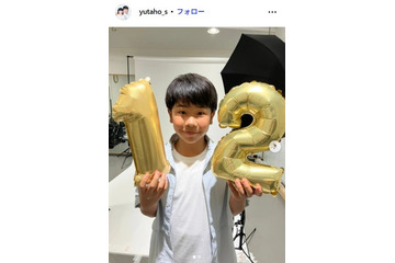 “「再会」出演話題”鈴木福の弟・楽、小学校卒業報告 4きょうだいショット＆入学式との比較に反響「福くんと身長変わらない」「やっぱり似てる」 画像