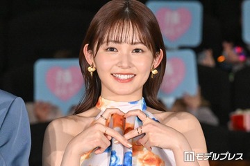 久間田琳加「一足先に春コーデ」ブラウス×ミニスカ姿でスラリ美脚輝く「桜に映えて綺麗」「まさに女神様」と反響 画像