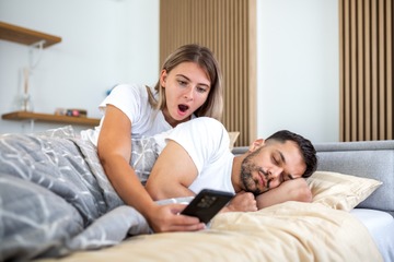 「離婚したくても、1円も取れない!?」出会い系アプリで遊び放題の夫。児童手当や学資保険…総額500万円を使いこみ、借金まみれの夫 画像