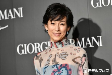 鈴木保奈美、ボディライン際立つノースリドレス姿披露「上品で素敵」「大人の魅力」と反響 画像