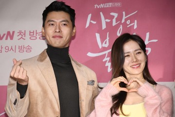 「愛の不時着」ヒョンビン＆ソン・イェジン夫妻、結婚4周年で腕組みウエディングショット公開「美しすぎる2人」「福眼」の声 画像