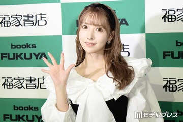 三上悠亜、胸元際立つ肩出しコーデ披露 台湾ショットに「大胆でセクシー」「スタイル憧れる」の声 画像