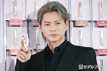 Number_i平野紫耀、華やかメイク＆黒スーツで魅力放出 新生活迎える人にメッセージも「素敵な世界が待っていると思う」【YSL LOVENUDE HOTEL】 画像