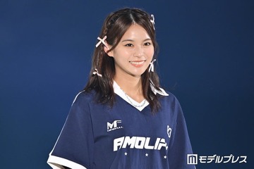 「御上先生」生徒役女優、スリットワンピから美脚チラリ「膝下長くてビックリ」「スタイル良すぎ」と反響 画像