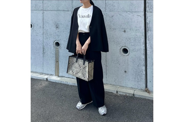 黒のセットアップをスニーカーで崩す。普段使いもオフィスでも映えるクールな着こなし【40代の毎日コーデ】 画像