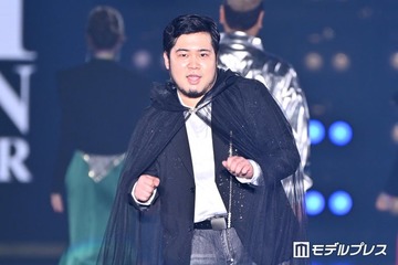 令和ロマン・松井ケムリ、レースマント姿でシークレット登場 終始笑顔でお手振り【関コレ2026S/S】 画像