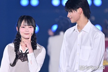 「今日好き」かなりのカップル、ステージ上で頬キス 恋人繋ぎでラブラブオーラ全開ランウェイ【関コレ2026S/S】 画像