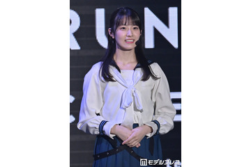 櫻坂46石森璃花、美脚際立つミニスカ＆メガネコーデ披露「小顔すぎる」「反則級の可愛さ」と反響 画像